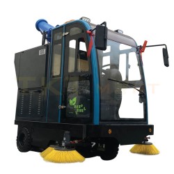 Xe quét rác công nghiệp trang bị hệ thống chổi quét với đường kính lớn, diện tích vệ sinh rộng.