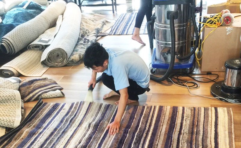 Hình ảnh: Giặt thảm trải sàn bằng máy hút bụi công nghiệp