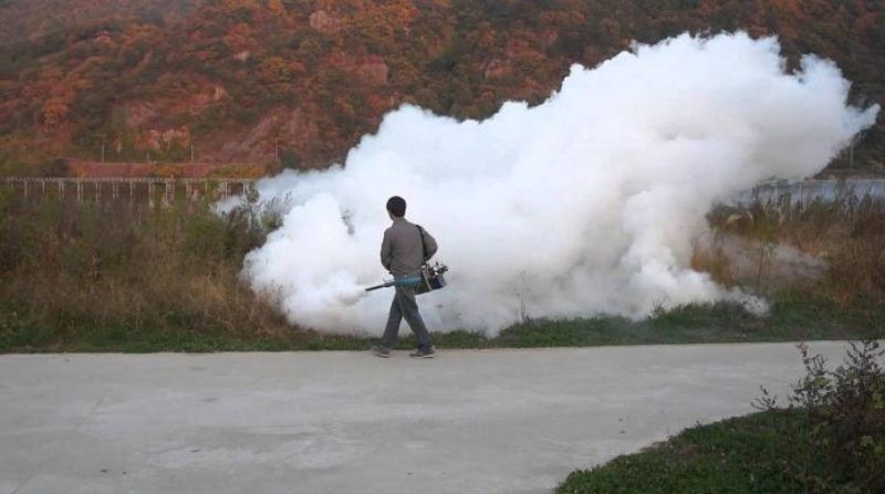 Hình ảnh: Phun thuốc diệt cỏ bằng máy phun thuốc dạng khói