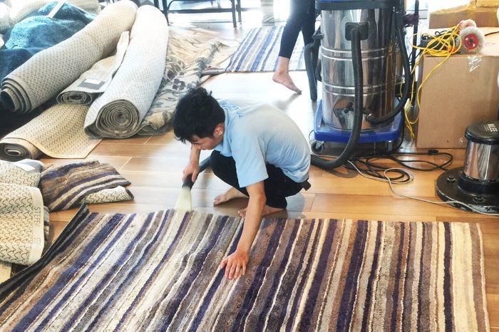 Hình ảnh: Giặt thảm bằng máy hút bụi công nghiệp