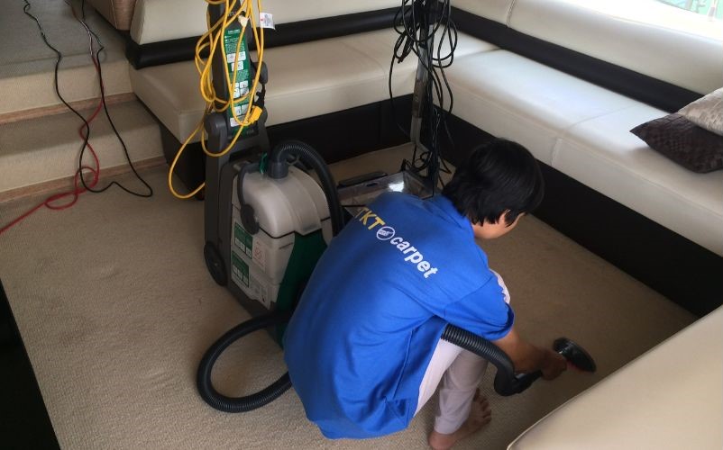 Hình ảnh: Vệ sinh sofa trên du thuyền bằng máy giặt thảm và hóa chất tẩy rửa