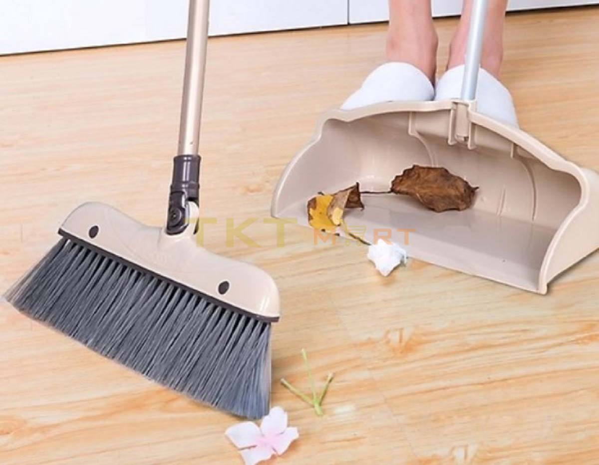 Hình ảnh: quét sạch sàn nhà trước khi lau